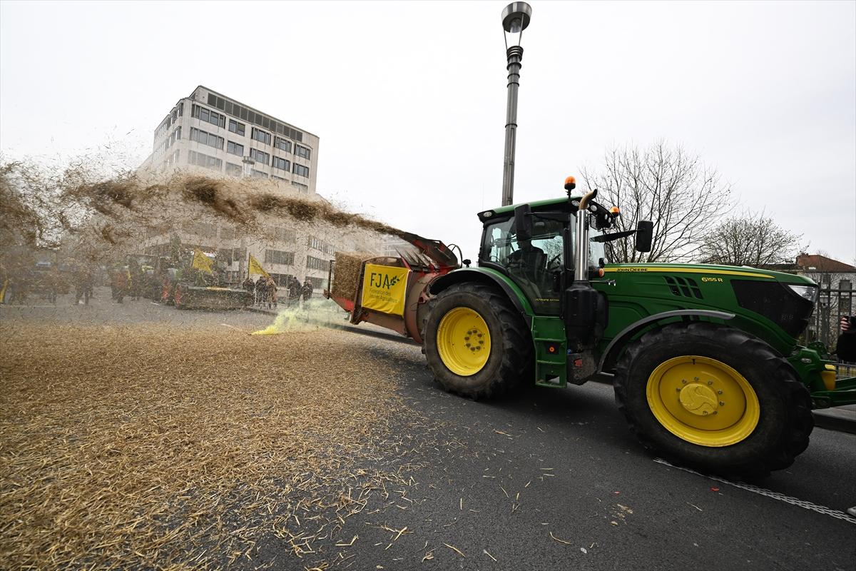 Belçikalı çiftçilerden AB kurumları önünde samanlı, tezekli eylem