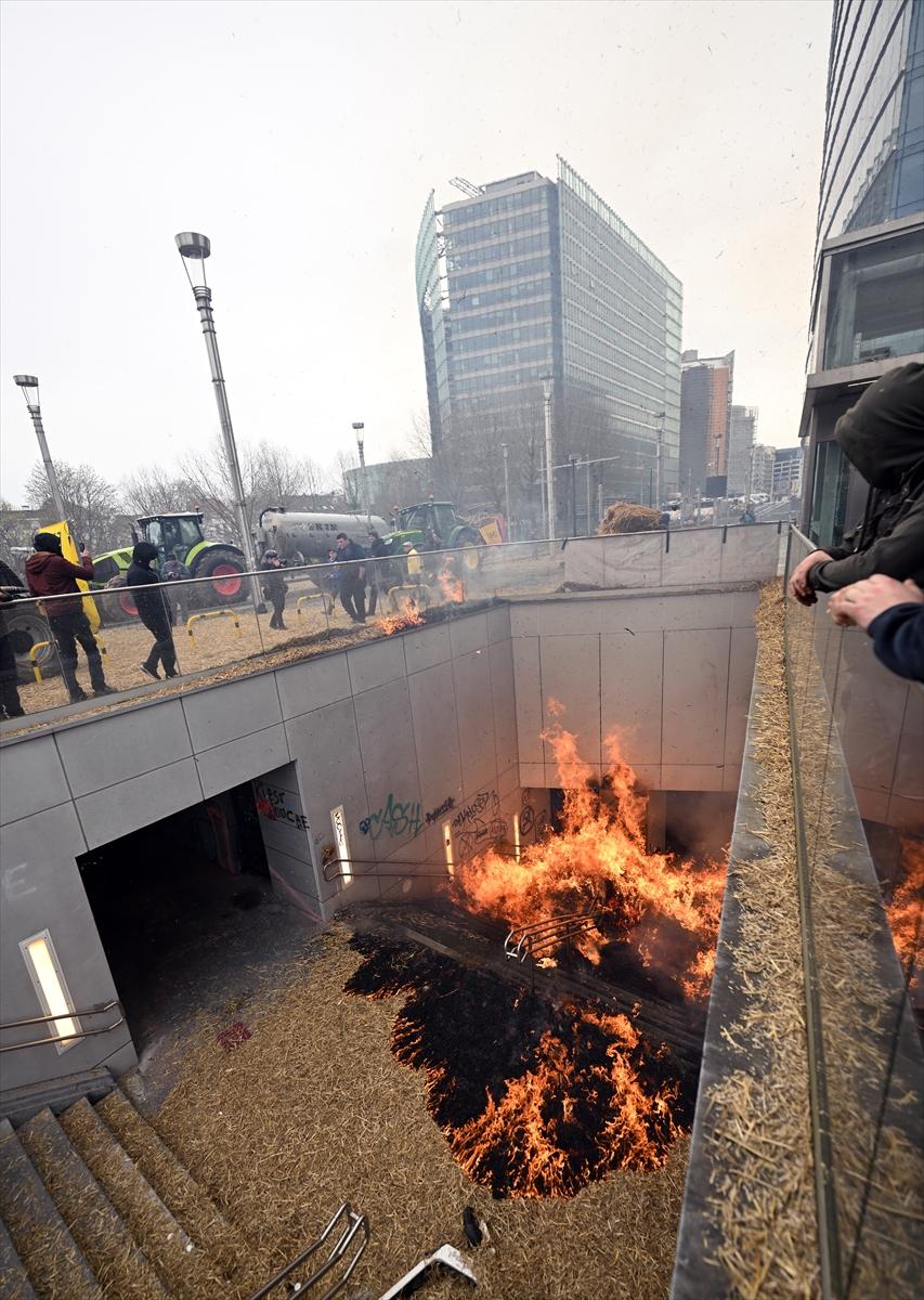 Belçikalı çiftçilerden AB kurumları önünde samanlı, tezekli eylem