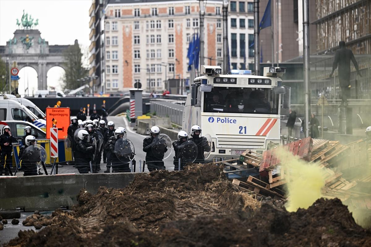 Belçikalı çiftçilerden AB kurumları önünde samanlı, tezekli eylem