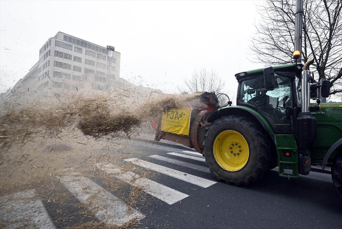 Belçikalı çiftçilerden AB kurumları önünde samanlı, tezekli eylem