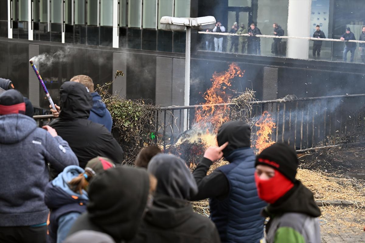 Belçikalı çiftçilerden AB kurumları önünde samanlı, tezekli eylem