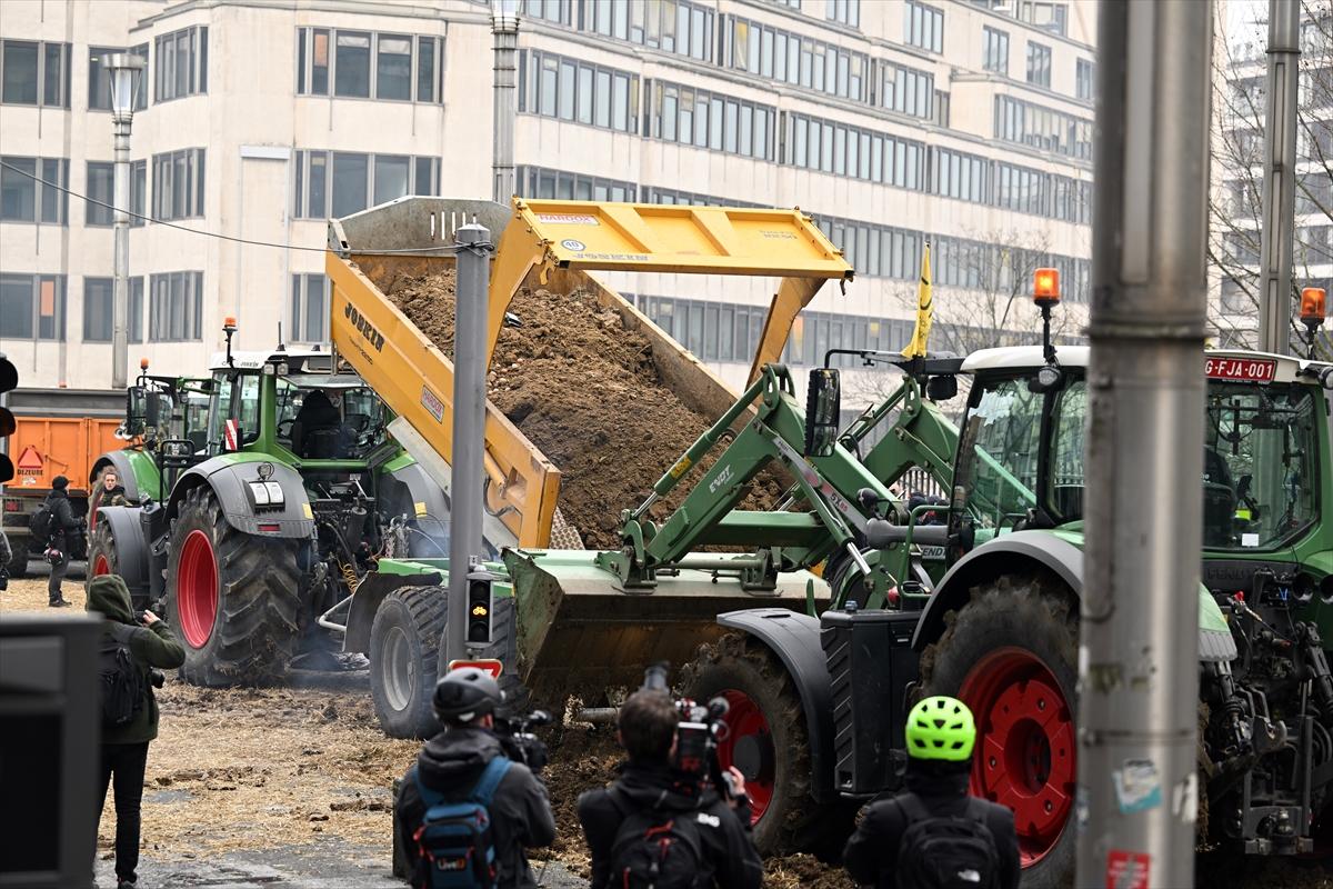 Belçikalı çiftçilerden AB kurumları önünde samanlı, tezekli eylem