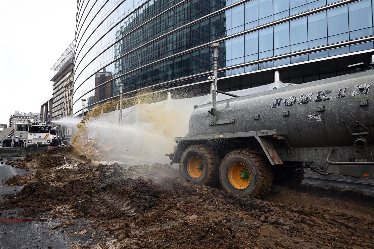 Belçikalı çiftçilerden AB kurumları önünde samanlı, tezekli eylem