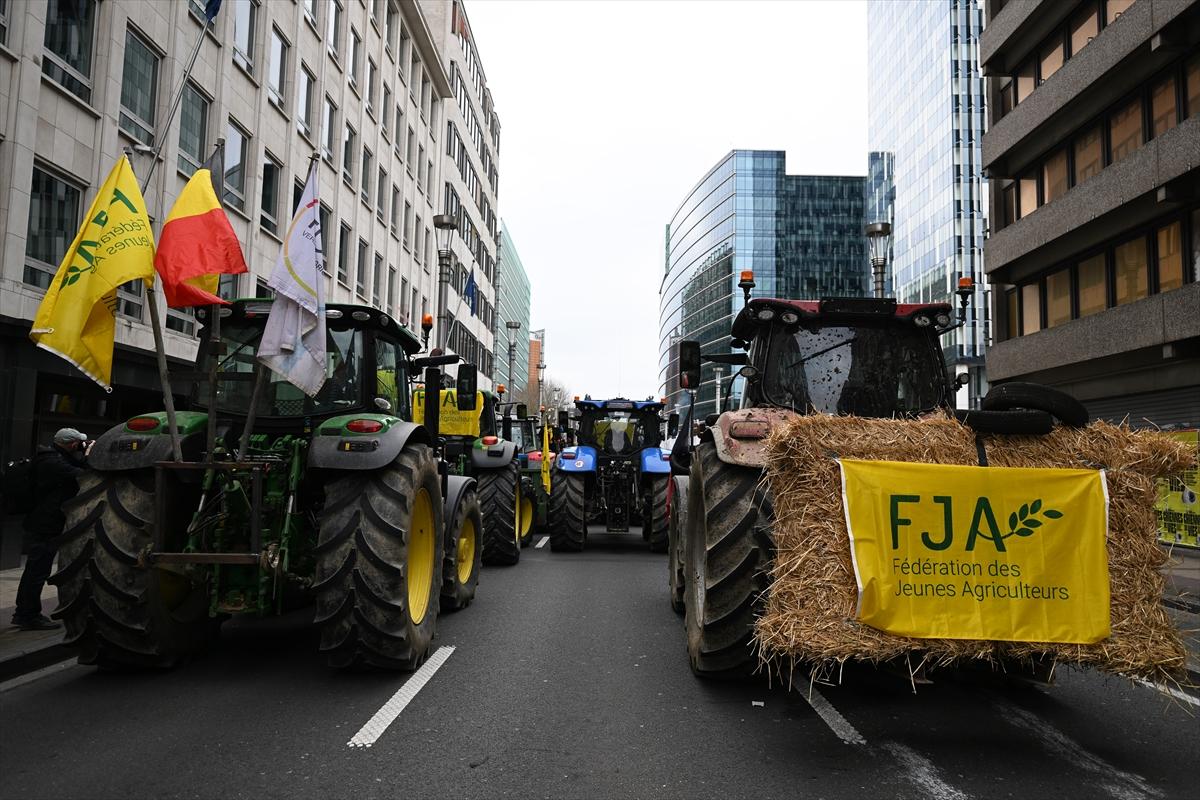 Belçikalı çiftçilerden AB kurumları önünde samanlı, tezekli eylem