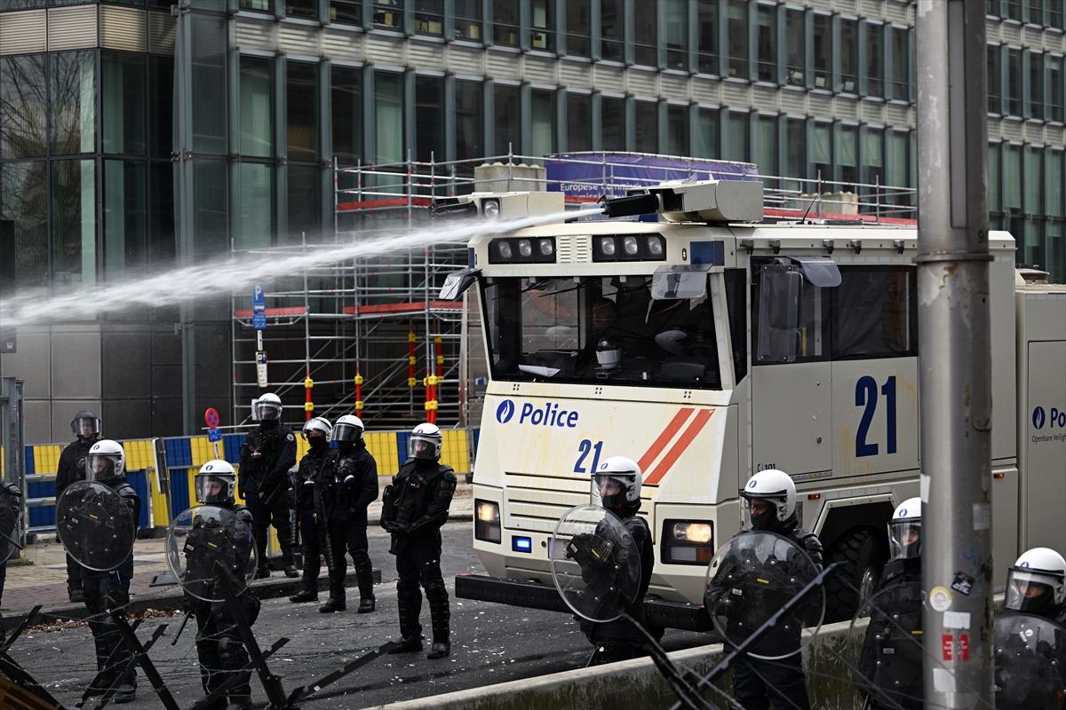 Belçikalı çiftçilerden AB kurumları önünde samanlı, tezekli eylem