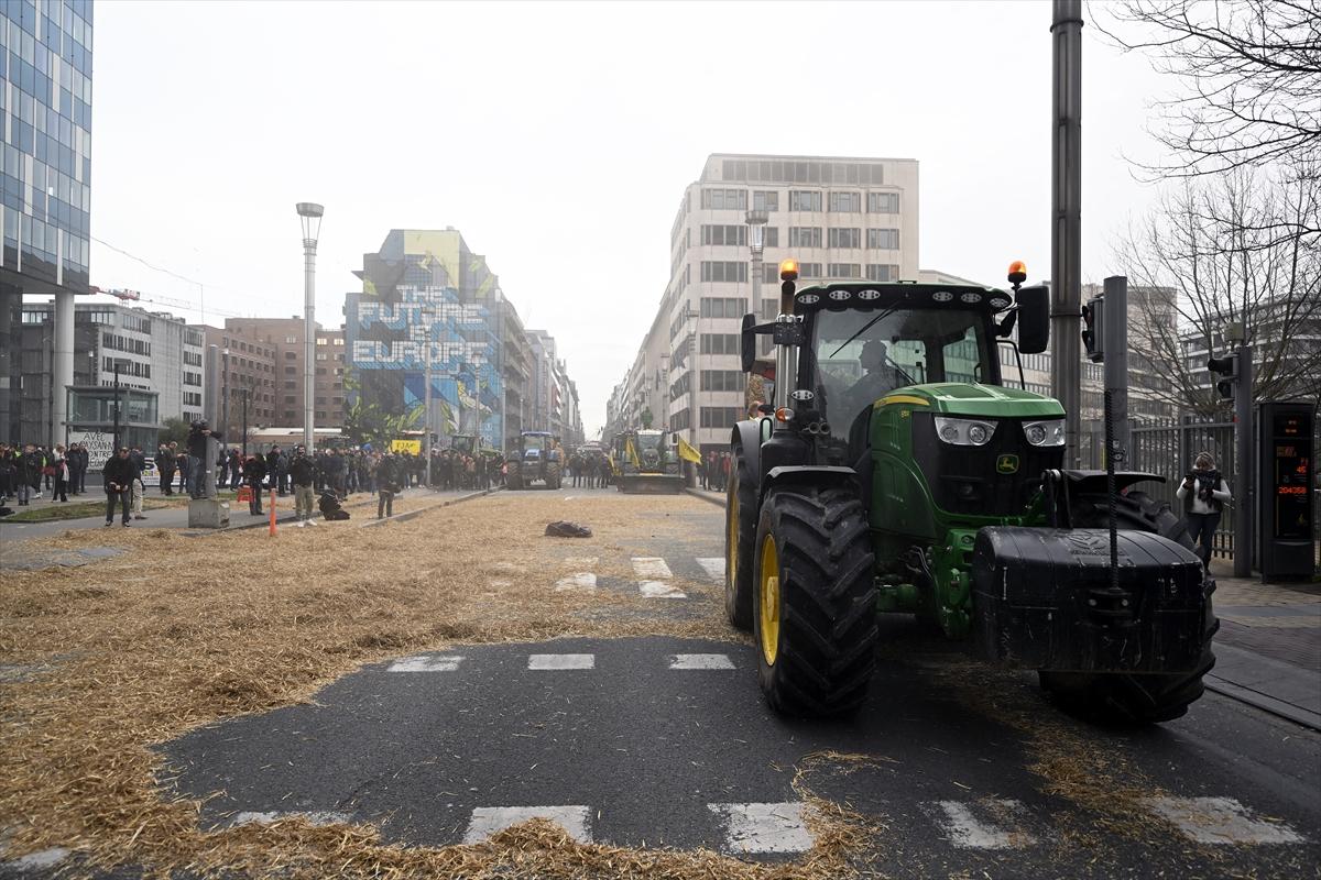 Belçikalı çiftçilerden AB kurumları önünde samanlı, tezekli eylem