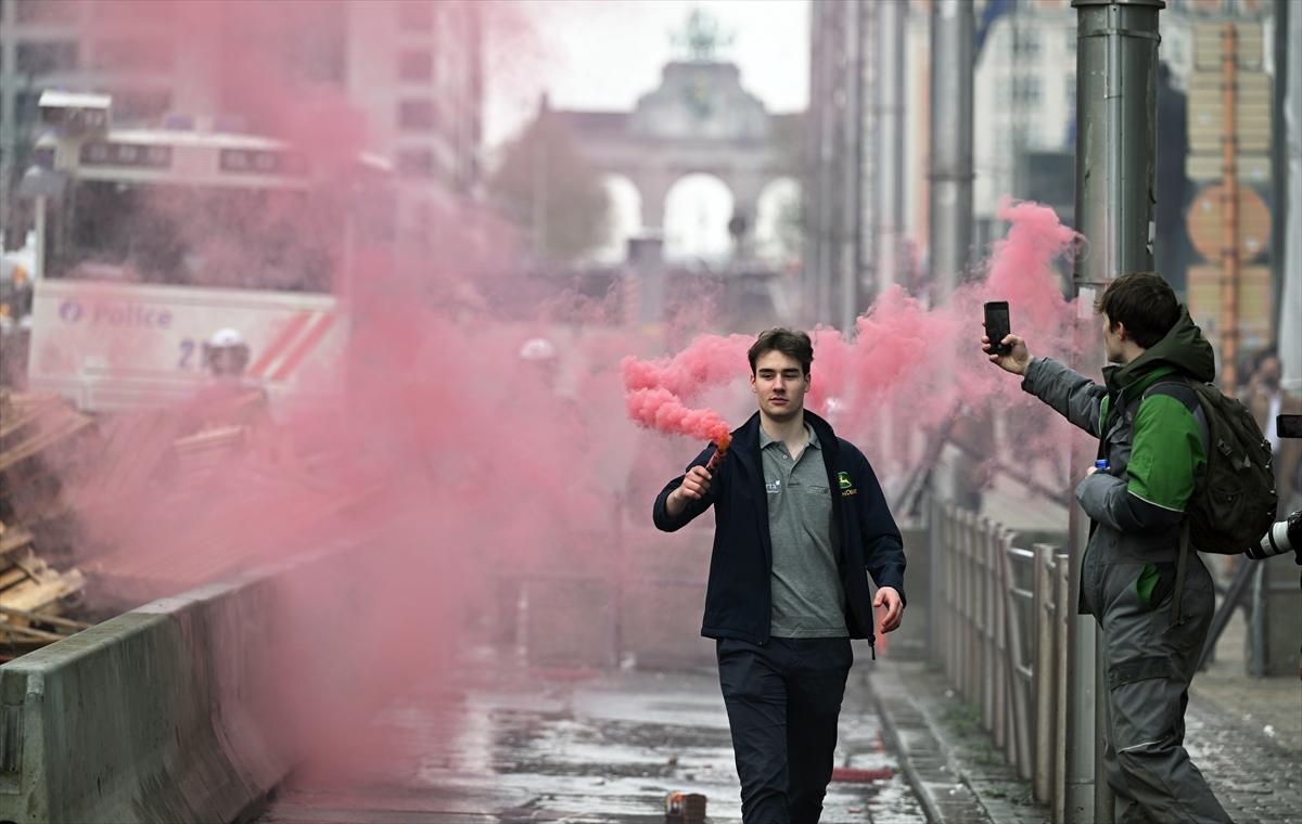 Belçikalı çiftçilerden AB kurumları önünde samanlı, tezekli eylem