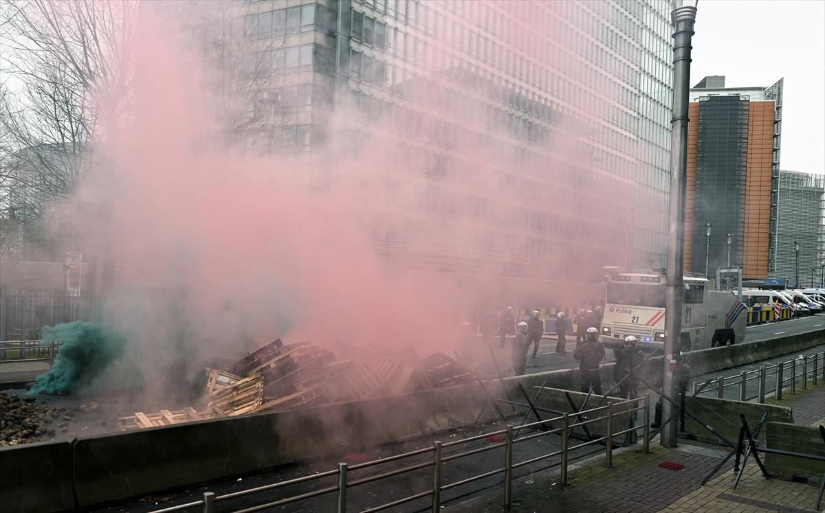 Belçikalı çiftçilerden AB kurumları önünde samanlı, tezekli eylem