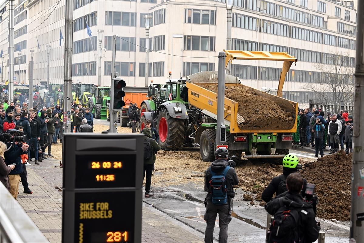 Belçikalı çiftçilerden AB kurumları önünde samanlı, tezekli eylem