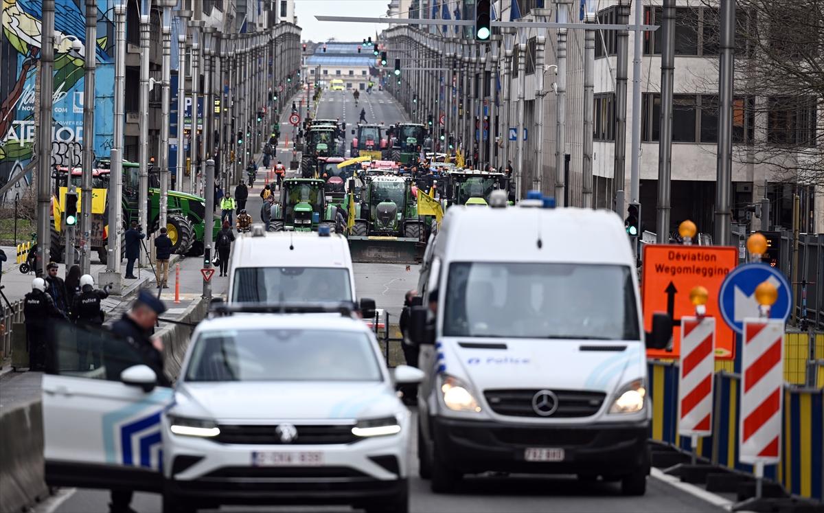 Belçikalı çiftçilerden AB kurumları önünde samanlı, tezekli eylem