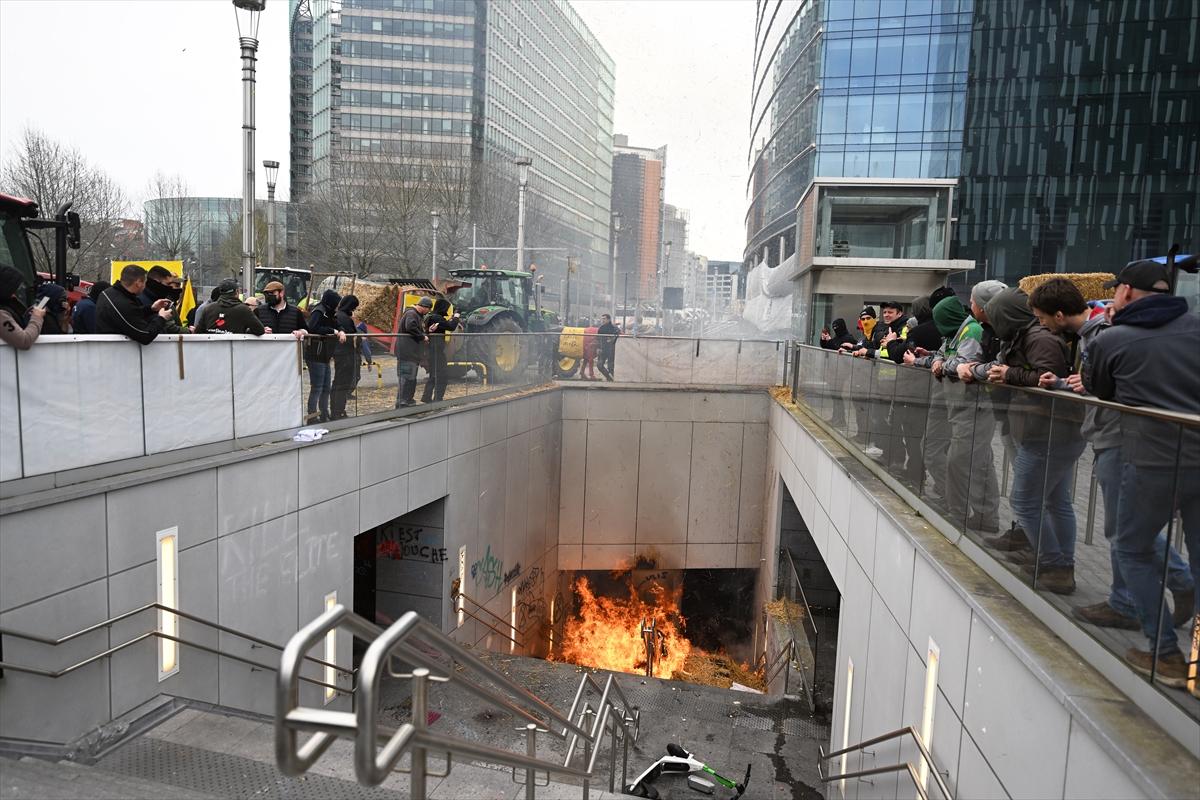 Belçikalı çiftçilerden AB kurumları önünde samanlı, tezekli eylem