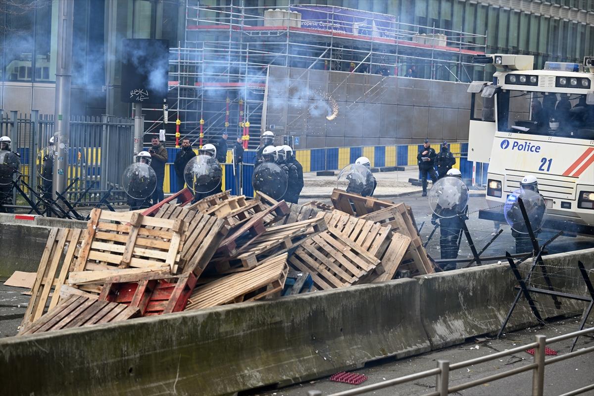 Belçikalı çiftçilerden AB kurumları önünde samanlı, tezekli eylem
