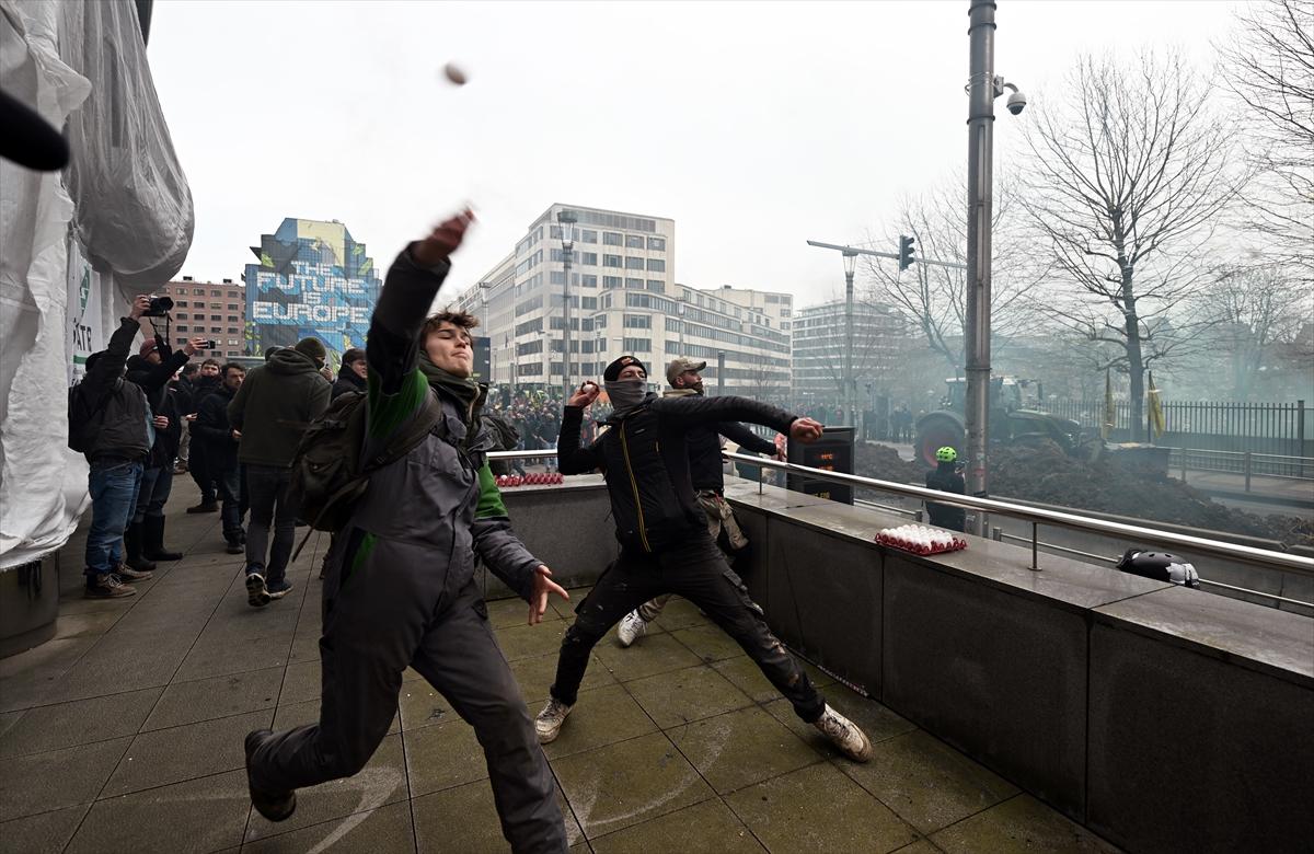 Belçikalı çiftçilerden AB kurumları önünde samanlı, tezekli eylem