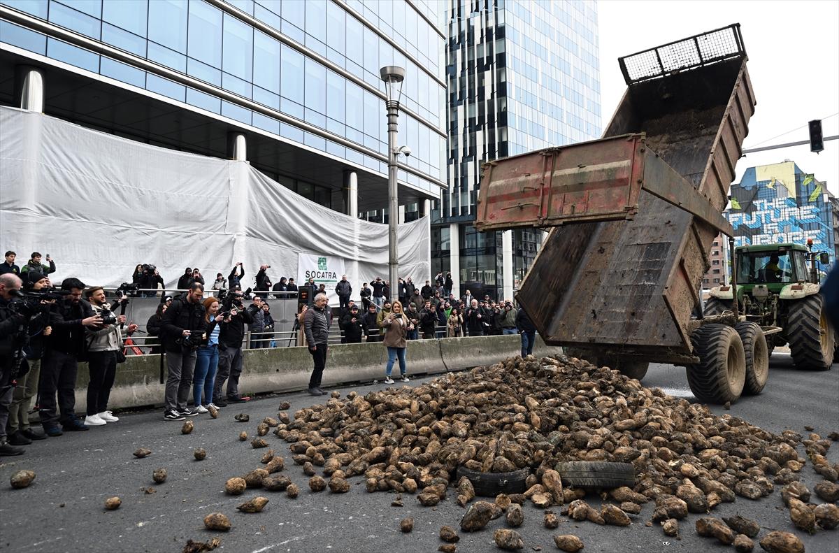 Belçikalı çiftçilerden AB kurumları önünde samanlı, tezekli eylem