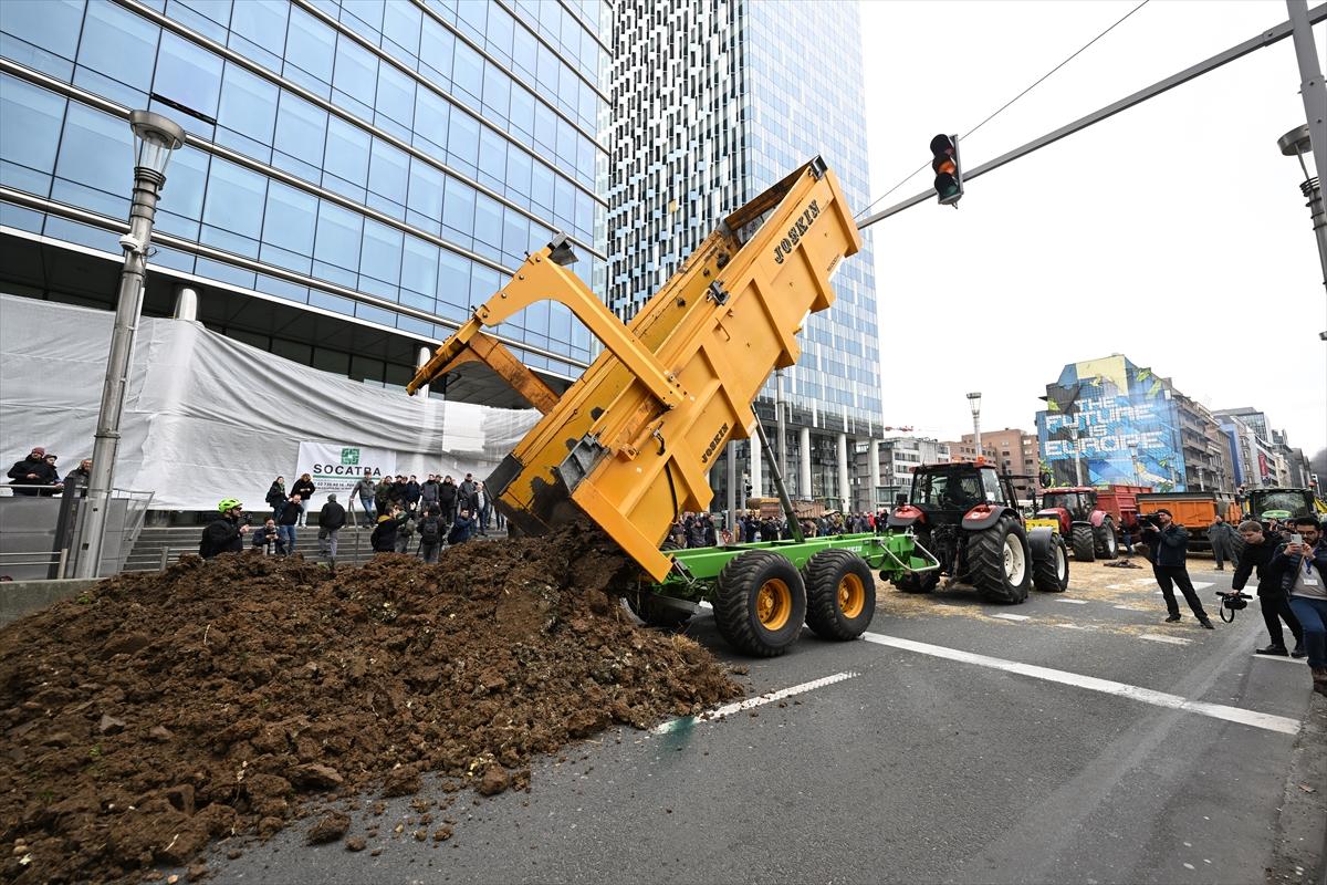 Belçikalı çiftçilerden AB kurumları önünde samanlı, tezekli eylem