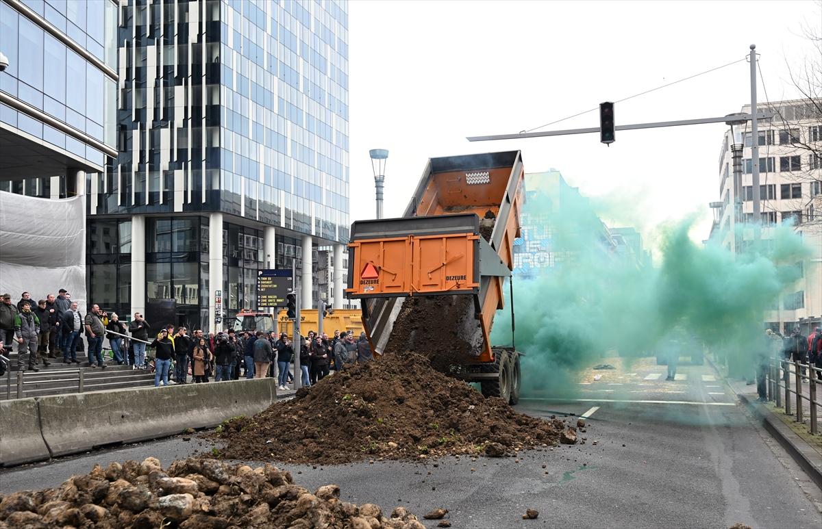 Belçikalı çiftçilerden AB kurumları önünde samanlı, tezekli eylem