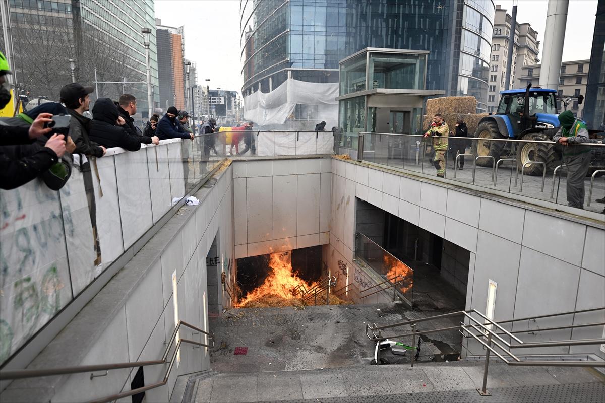 Belçikalı çiftçilerden AB kurumları önünde samanlı, tezekli eylem