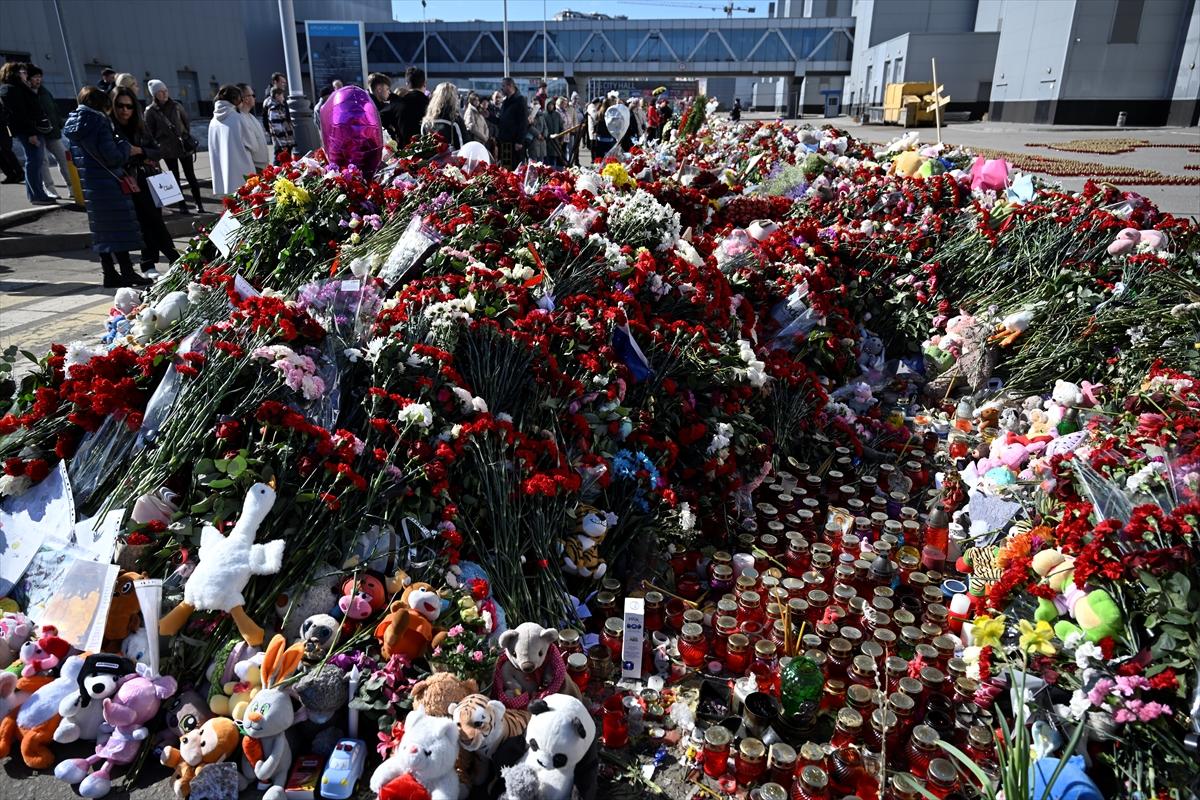 Moskova saldırısında hayatını kaybedenler için çiçek bırakıldı