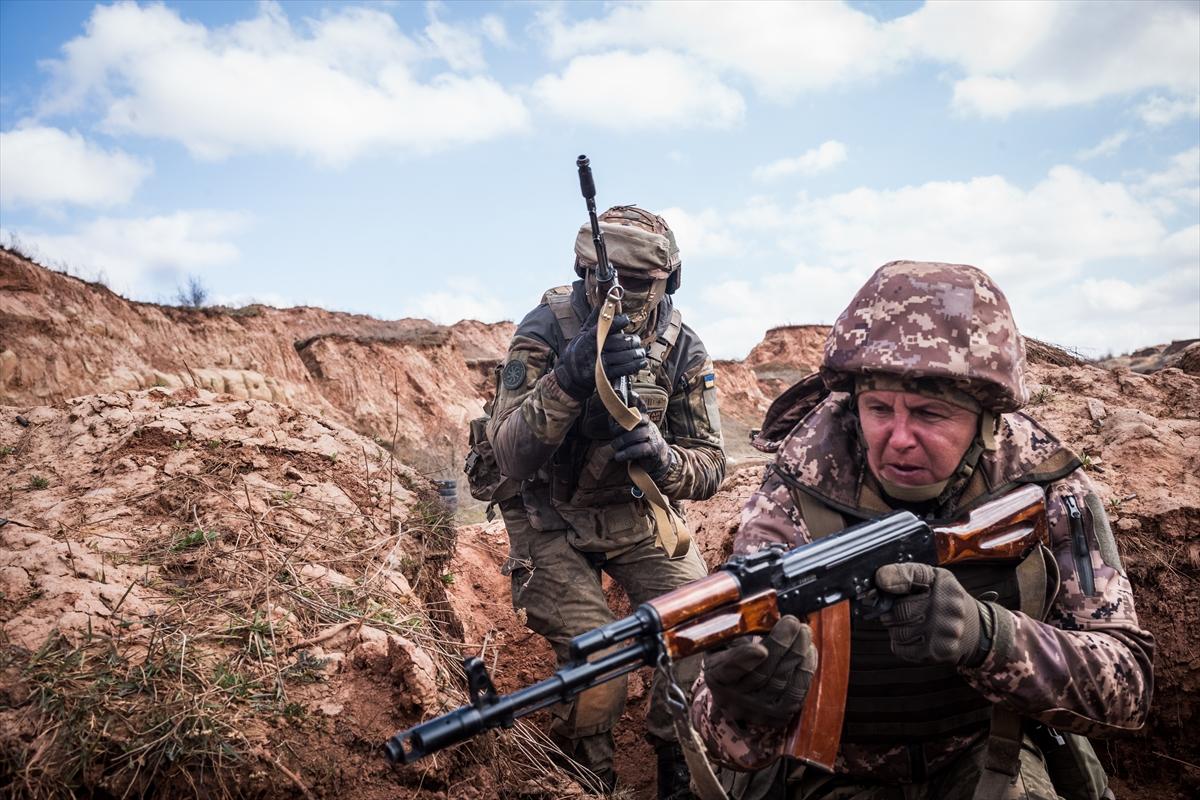 Ukrayna askerleri tatbikatta