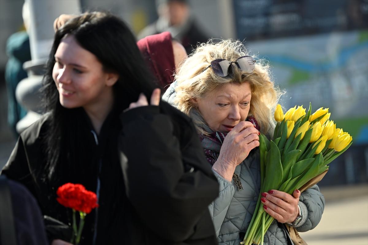 Moskova saldırısında hayatını kaybedenler için çiçek bırakıldı