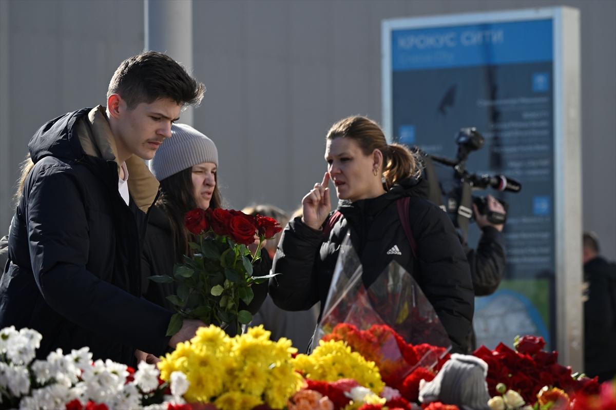 Moskova saldırısında hayatını kaybedenler için çiçek bırakıldı