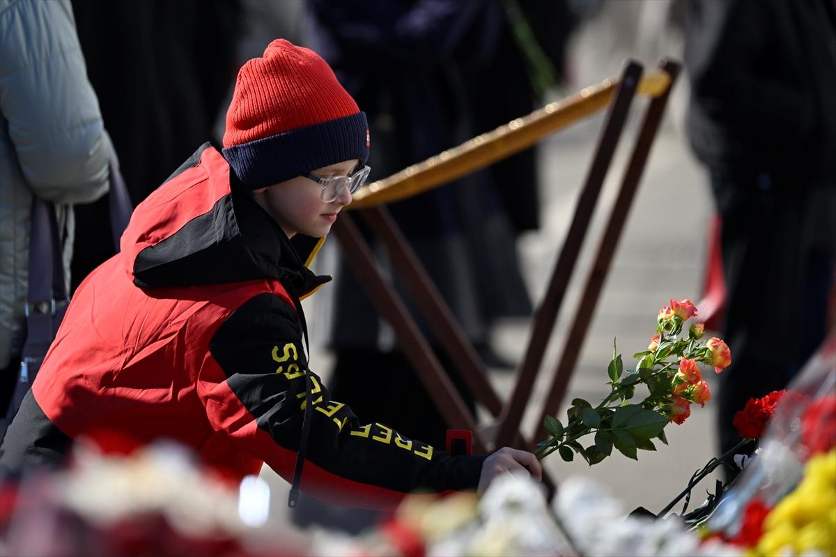 Moskova saldırısında hayatını kaybedenler için çiçek bırakıldı