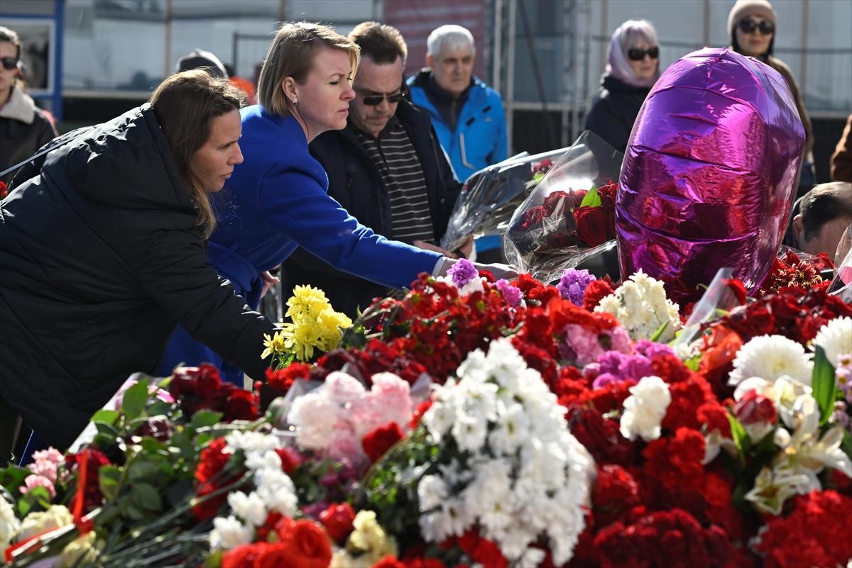 Moskova saldırısında hayatını kaybedenler için çiçek bırakıldı