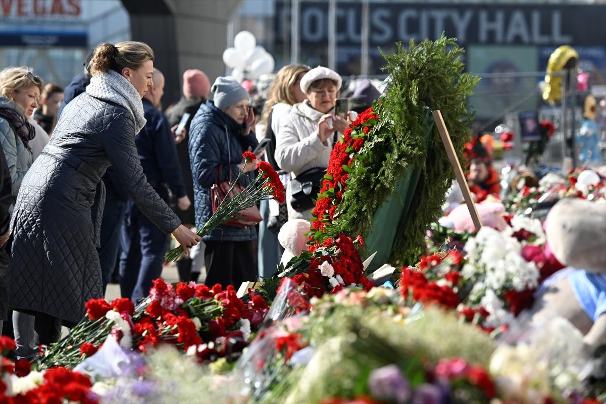 Moskova saldırısında hayatını kaybedenler için çiçek bırakıldı