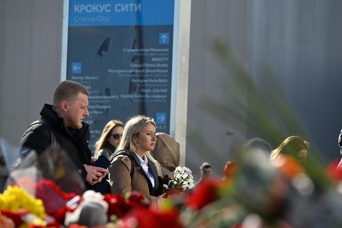 Moskova saldırısında hayatını kaybedenler için çiçek bırakıldı