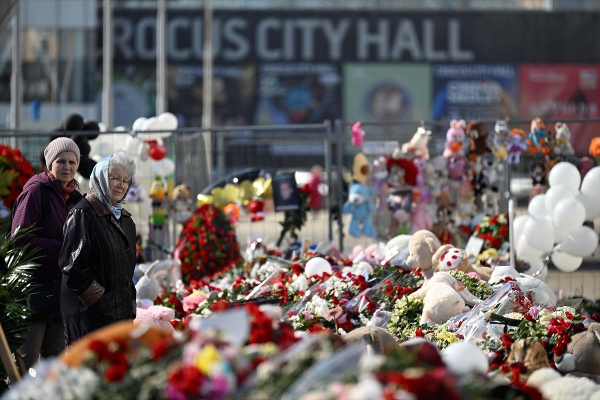 Moskova saldırısında hayatını kaybedenler için çiçek bırakıldı