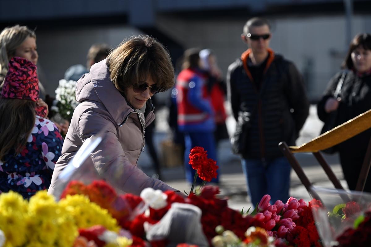 Moskova saldırısında hayatını kaybedenler için çiçek bırakıldı