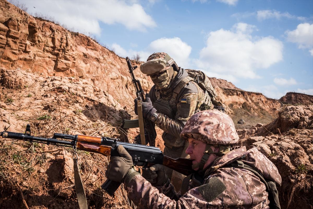 Ukrayna askerleri tatbikatta