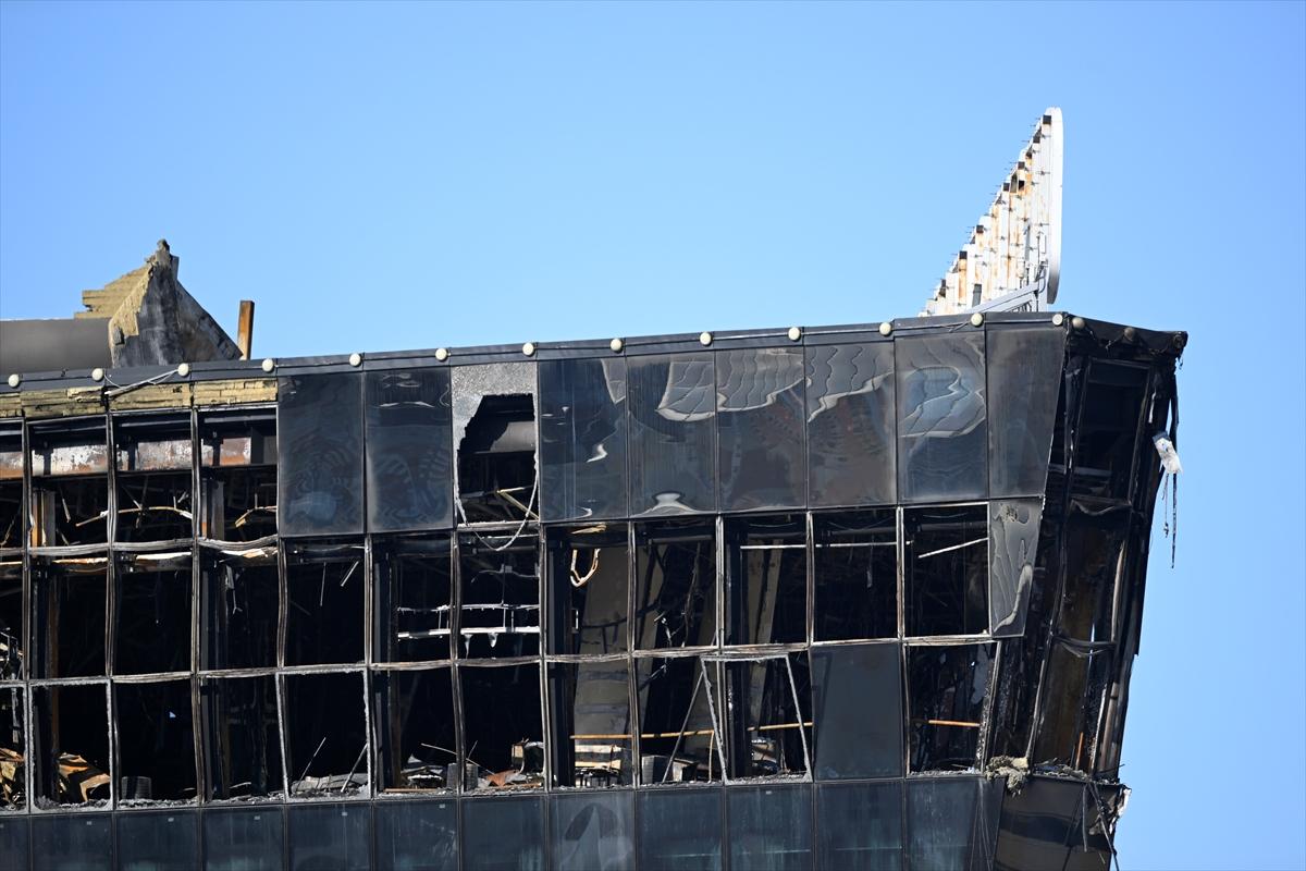 Moskova saldırısında hayatını kaybedenler için çiçek bırakıldı