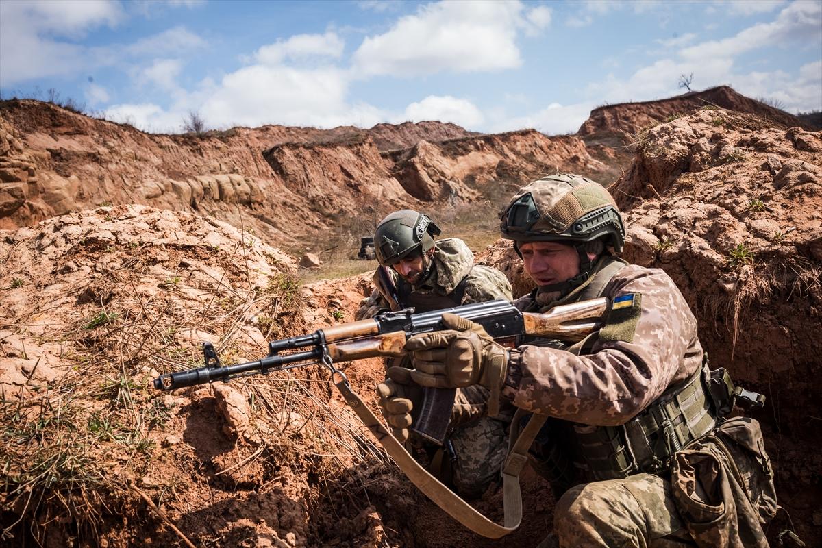 Ukrayna askerleri tatbikatta