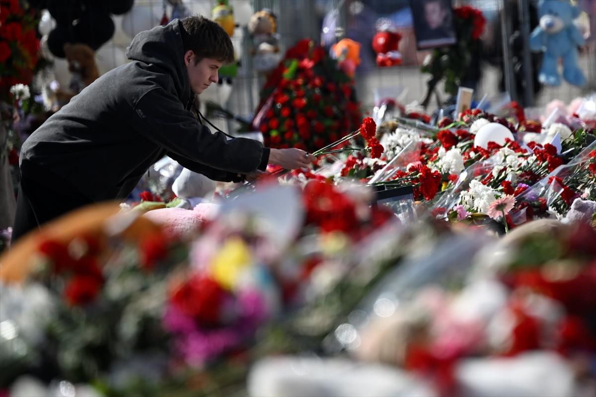 Moskova saldırısında hayatını kaybedenler için çiçek bırakıldı
