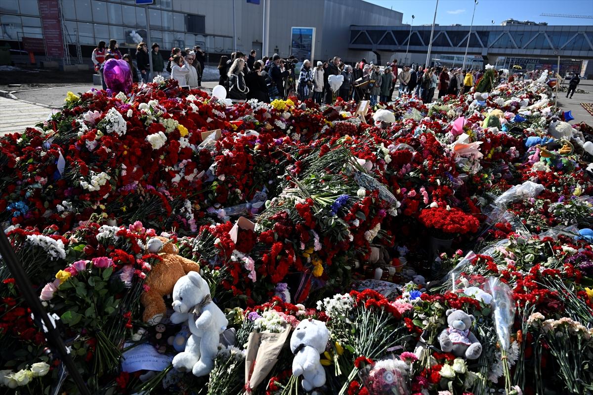 Moskova saldırısında hayatını kaybedenler için çiçek bırakıldı