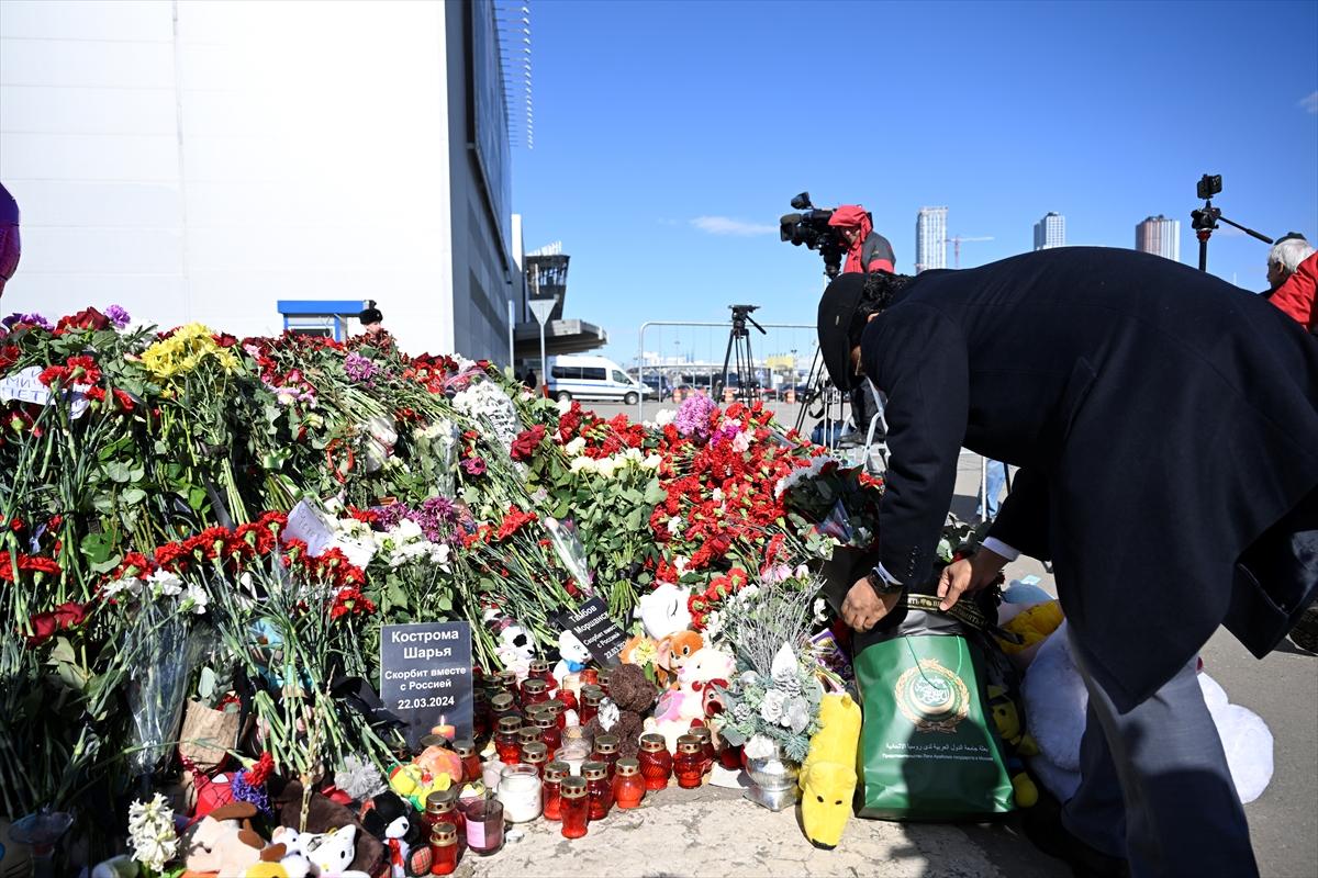 Moskova saldırısında hayatını kaybedenler için çiçek bırakıldı