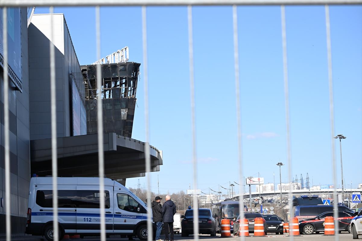 Moskova saldırısında hayatını kaybedenler için çiçek bırakıldı