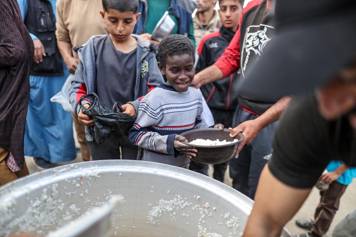 Ailelerine yemek almak için bekleyen Gazzeli çocuklar