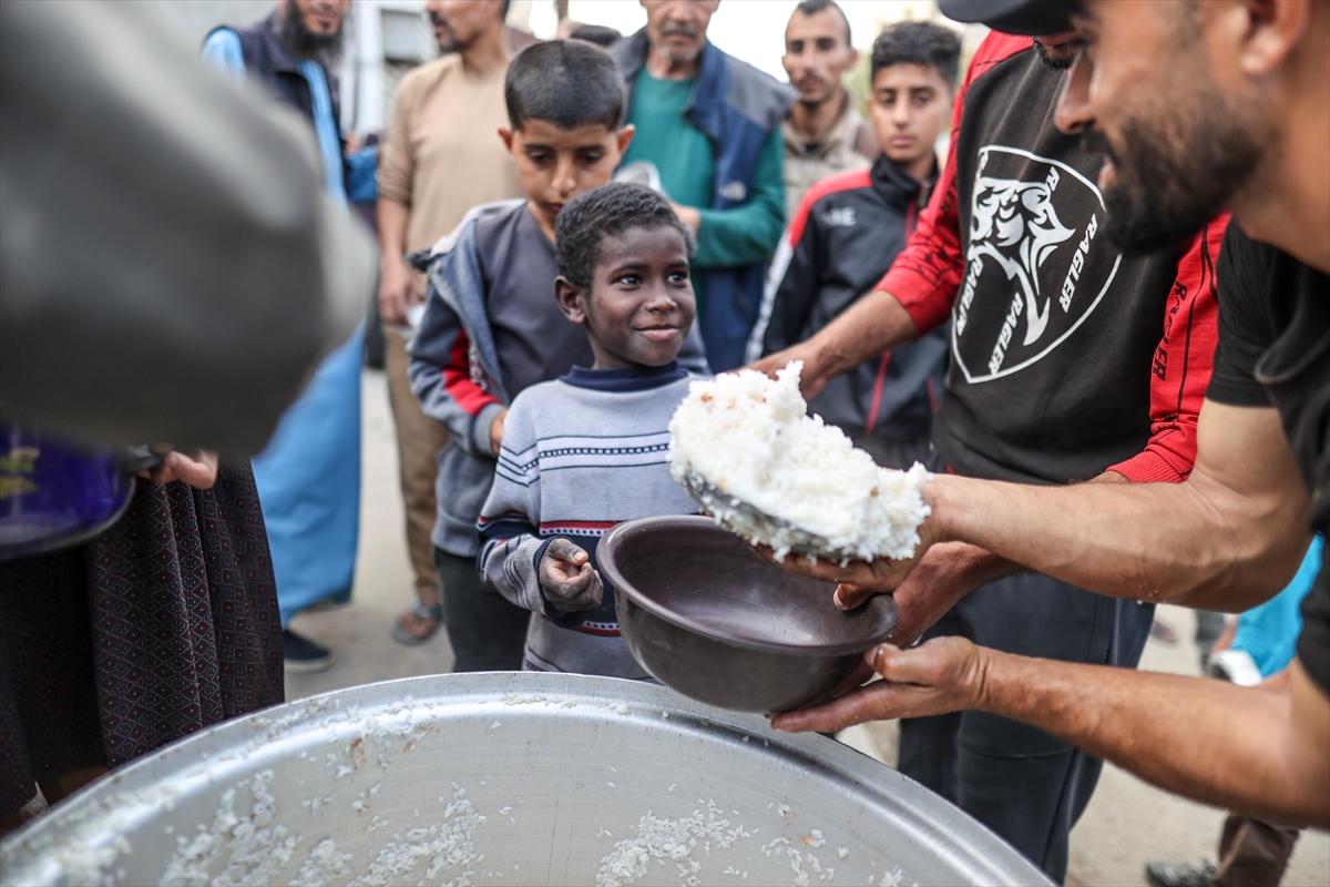 Ailelerine yemek almak için bekleyen Gazzeli çocuklar