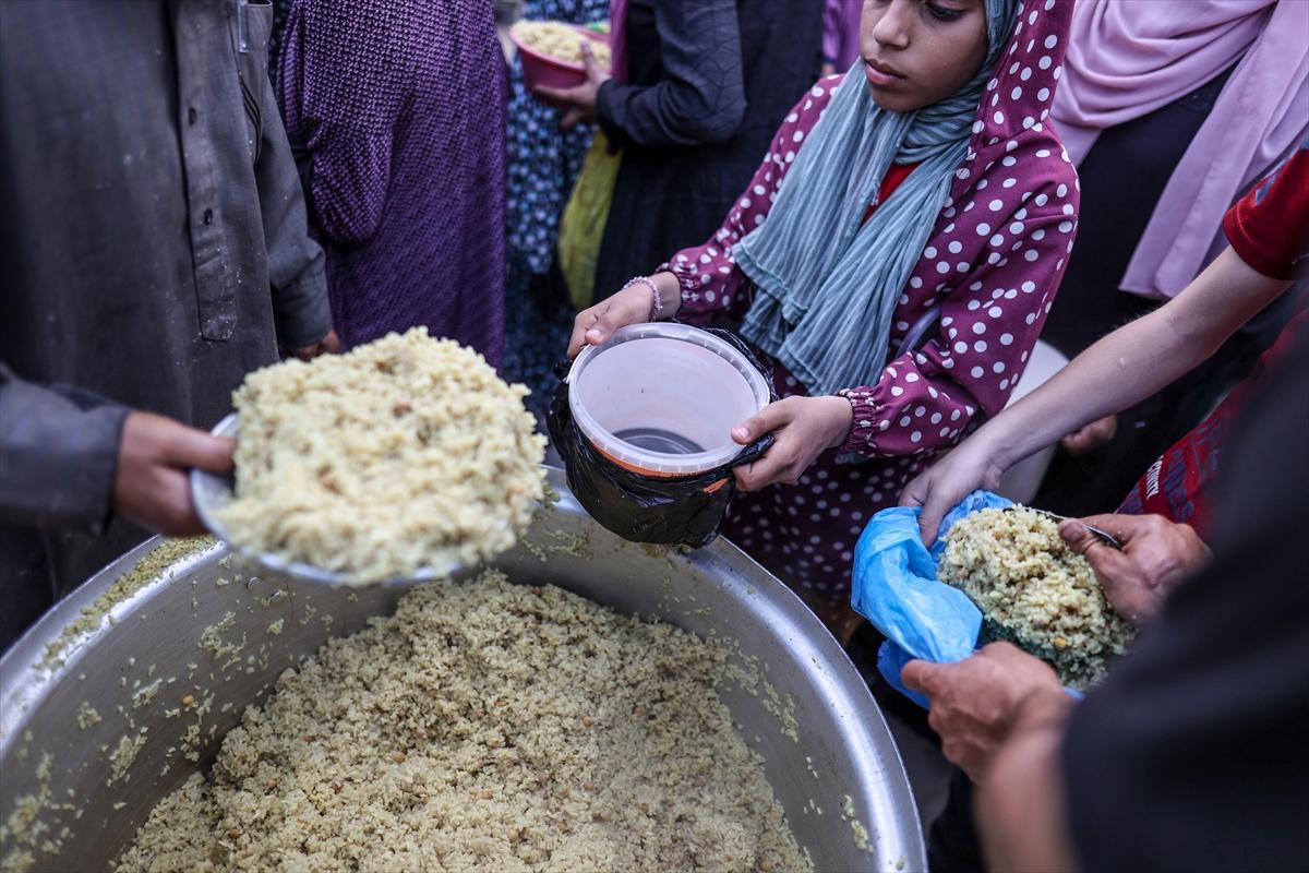 Ailelerine yemek almak için bekleyen Gazzeli çocuklar