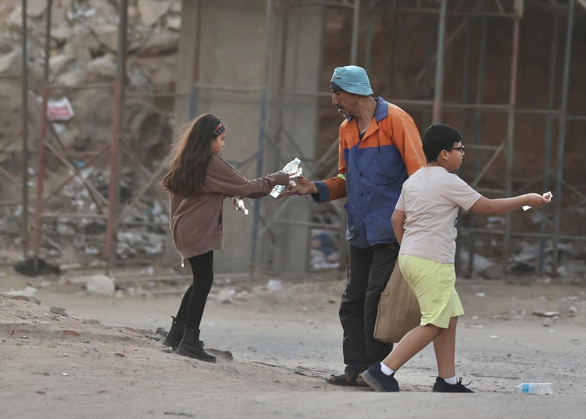 Mısır'ın Ramazan geleneği: Yolda kalanların iftarı gönüllülerden...