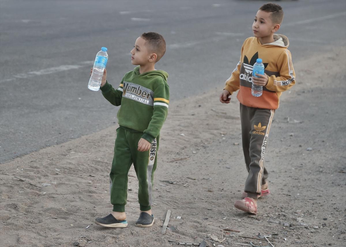 Mısır'ın Ramazan geleneği: Yolda kalanların iftarı gönüllülerden...