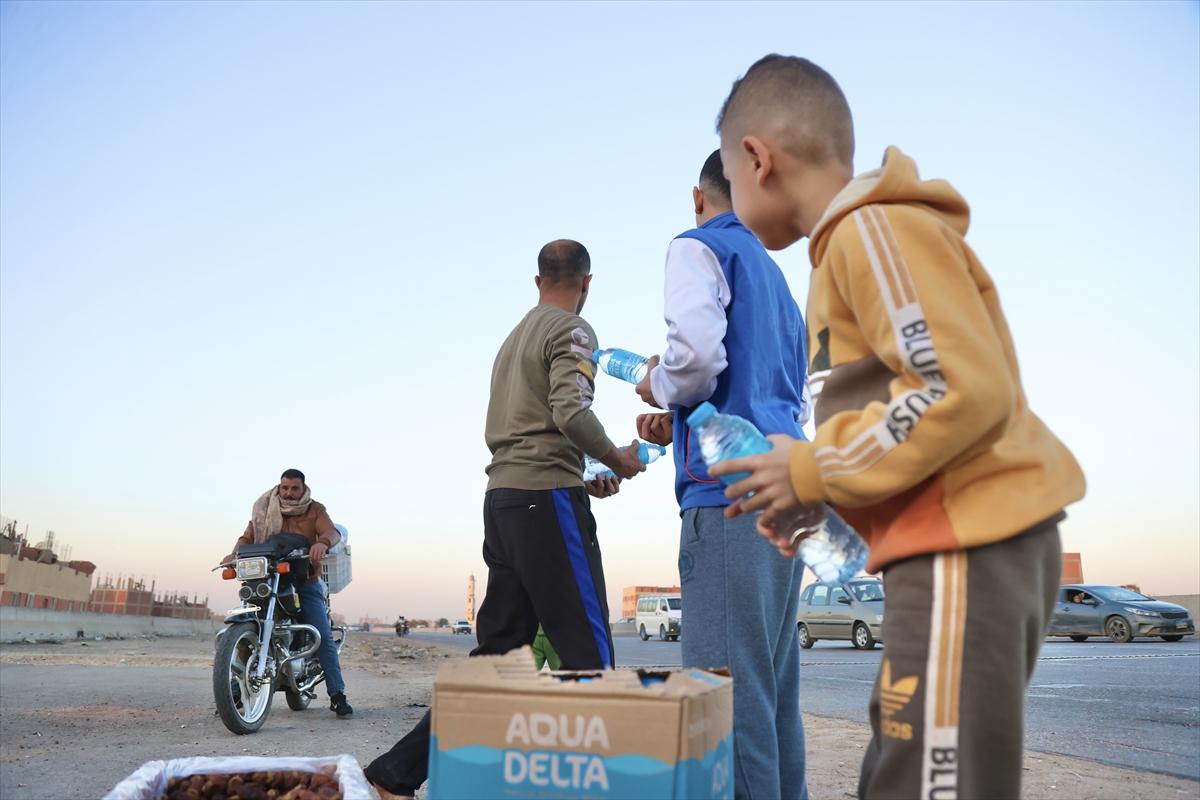 Mısır'ın Ramazan geleneği: Yolda kalanların iftarı gönüllülerden...