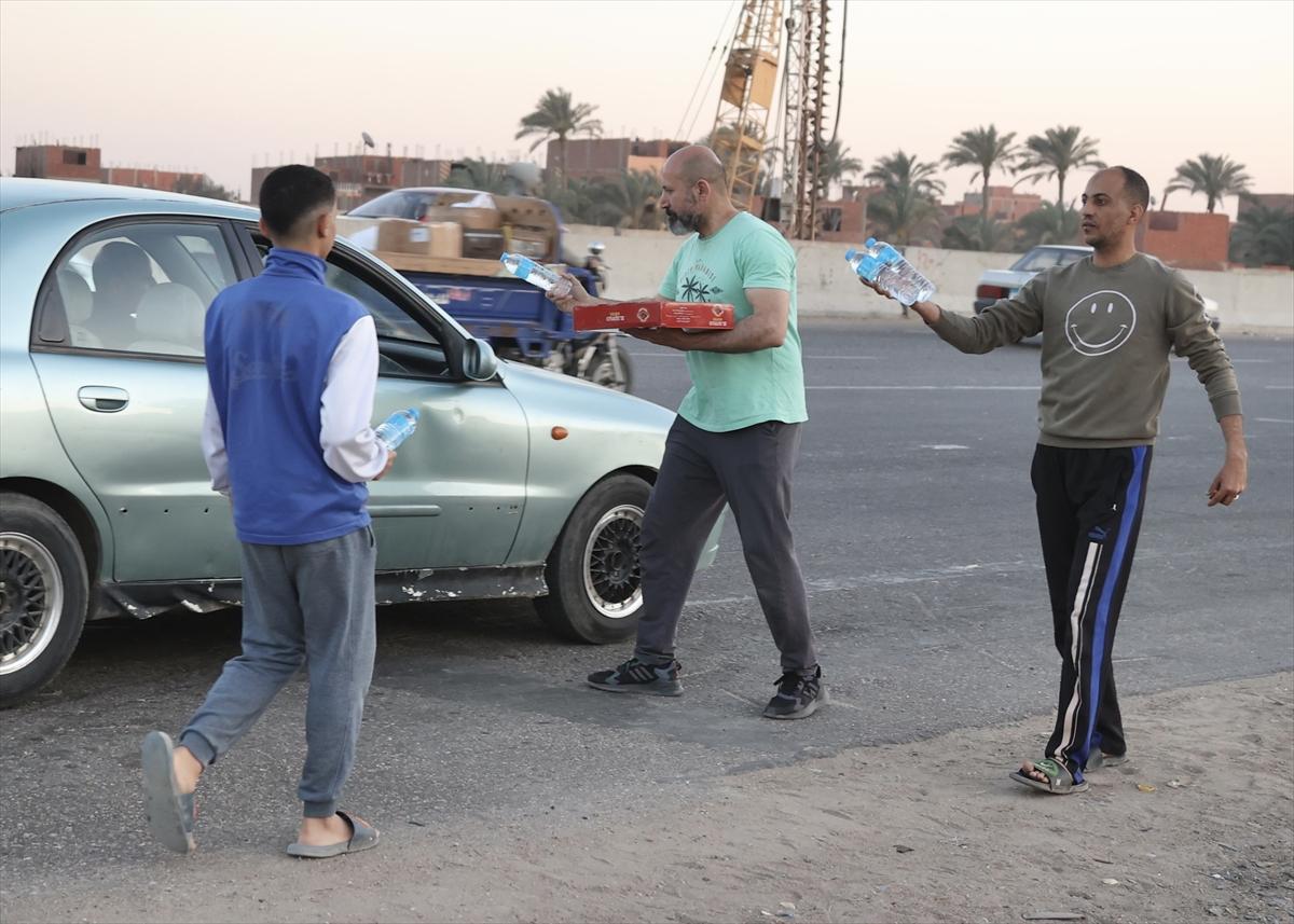 Mısır'ın Ramazan geleneği: Yolda kalanların iftarı gönüllülerden...