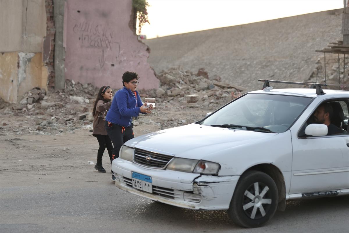 Mısır'ın Ramazan geleneği: Yolda kalanların iftarı gönüllülerden...