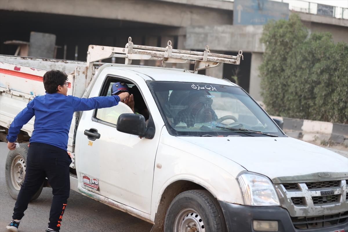 Mısır'ın Ramazan geleneği: Yolda kalanların iftarı gönüllülerden...