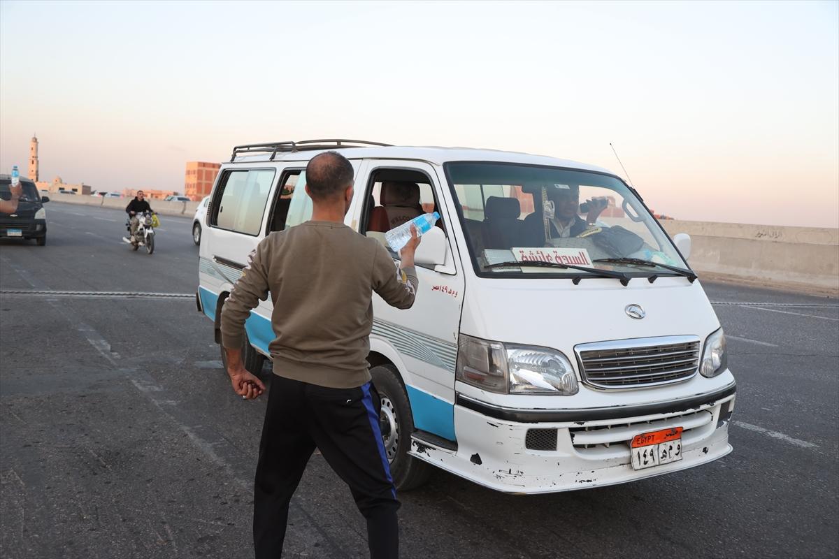 Mısır'ın Ramazan geleneği: Yolda kalanların iftarı gönüllülerden...