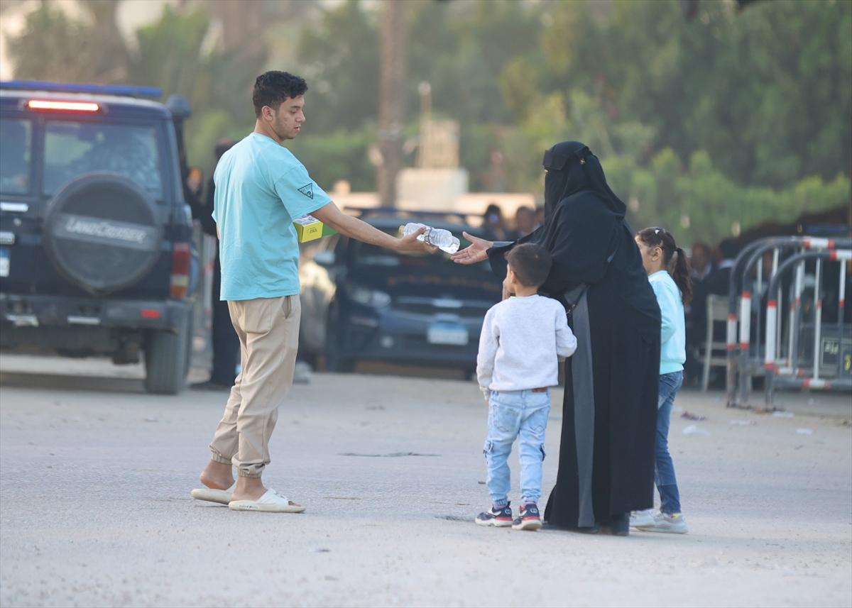 Mısır'ın Ramazan geleneği: Yolda kalanların iftarı gönüllülerden...