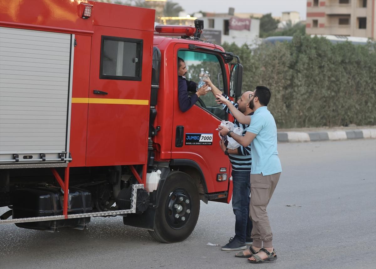 Mısır'ın Ramazan geleneği: Yolda kalanların iftarı gönüllülerden...